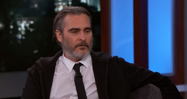 Đến Joaquin Phoenix cũng dính cảnh JOKER vận vào đời: Bị MC đình đám móc mỉa ngay talkshow, công chúng đồng loạt phẫn nộ - Ảnh 6.