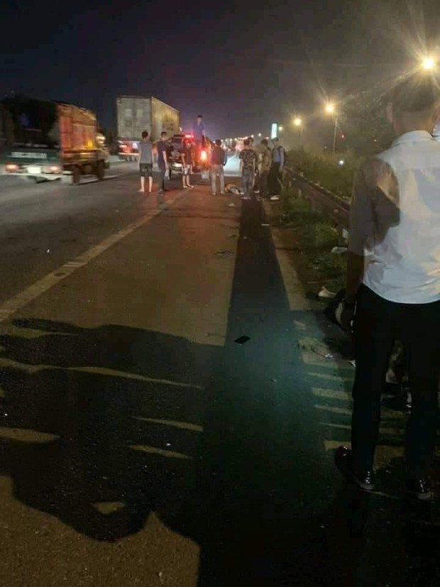 Bắc Giang: Băng qua đường cao tốc để về nhà trọ, hai nữ công nhân 18 tuổi bị ô tô tông tử vong - Ảnh 1. Bắc Giang: Băng qua đường cao tốc để về nhà trọ, hai nữ công nhân 18 tuổi bị ô tô tông tử vong - Ảnh 1.