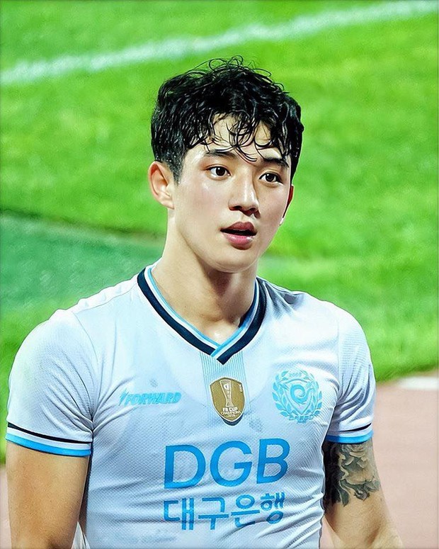 Netizen Việt rần rần vì đứa con hoàn hảo của 2 nam idol đẹp trai nhất nhì nhà SM, ai dè là cầu thủ sinh năm 1997 - Ảnh 1.
