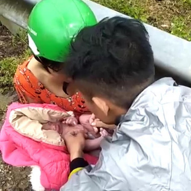 Khoảnh khắc chồng ngồi giữa đường đỡ đẻ cho vợ gây xúc động - Ảnh 2. Khoảnh khắc chồng ngồi giữa đường đỡ đẻ cho vợ gây xúc động - Ảnh 2.