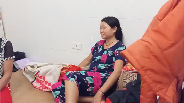 Khoảnh khắc chồng ngồi giữa đường đỡ đẻ cho vợ gây xúc động - Ảnh 4. Khoảnh khắc chồng ngồi giữa đường đỡ đẻ cho vợ gây xúc động - Ảnh 4.