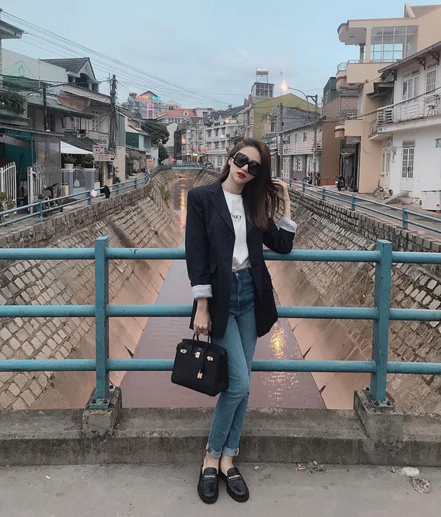 Học ngay 11 set đồ của Hoa hậu Hương Giang để mix quần jeans từ đơn giản đến cá tính - Ảnh 4. Học ngay 11 set đồ của Hoa hậu Hương Giang để mix quần jeans từ đơn giản đến cá tính - Ảnh 4.