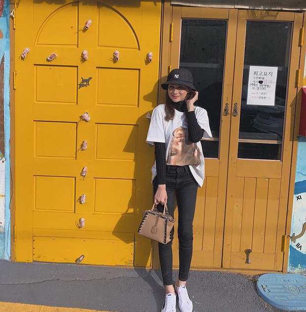 Học ngay 11 set đồ của Hoa hậu Hương Giang để mix quần jeans từ đơn giản đến cá tính - Ảnh 6. Học ngay 11 set đồ của Hoa hậu Hương Giang để mix quần jeans từ đơn giản đến cá tính - Ảnh 6.