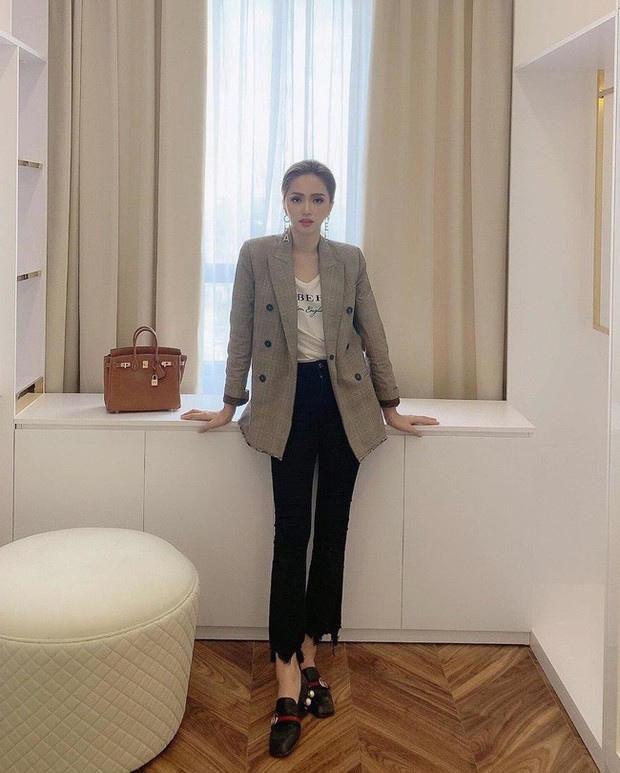 Học ngay 11 set đồ của Hoa hậu Hương Giang để mix quần jeans từ đơn giản đến cá tính - Ảnh 7. Học ngay 11 set đồ của Hoa hậu Hương Giang để mix quần jeans từ đơn giản đến cá tính - Ảnh 7.