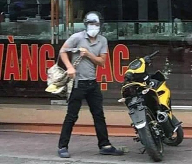 Gã thanh niên nổ súng cướp tiệm vàng ở Quảng Ninh sớm bị công an tìm ra danh tính vì đánh rơi điện thoại tại hiện trường - Ảnh 1. Gã thanh niên nổ súng cướp tiệm vàng ở Quảng Ninh sớm bị công an tìm ra danh tính vì đánh rơi điện thoại tại hiện trường - Ảnh 1.