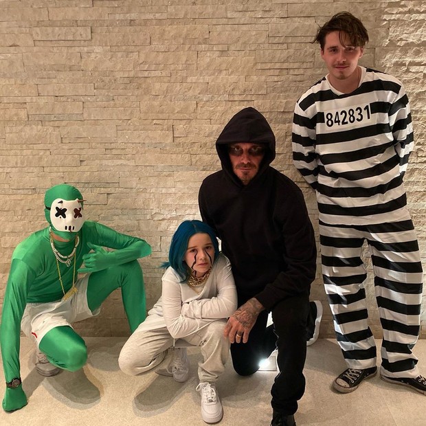 Hậu trường lên đồ Halloween gây bão nhà Beckham: Harper siêu ngầu, ngồi cặm cụi tô vẽ cho bố David và anh trai - Ảnh 1.