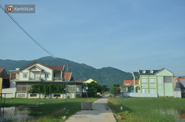 Đằng sau những căn nhà bạc tỷ ở làng xuất khẩu lao động Hà Tĩnh: Nước mắt, trốn chạy, và những phận người nằm lại nơi xứ xa - Ảnh 1.