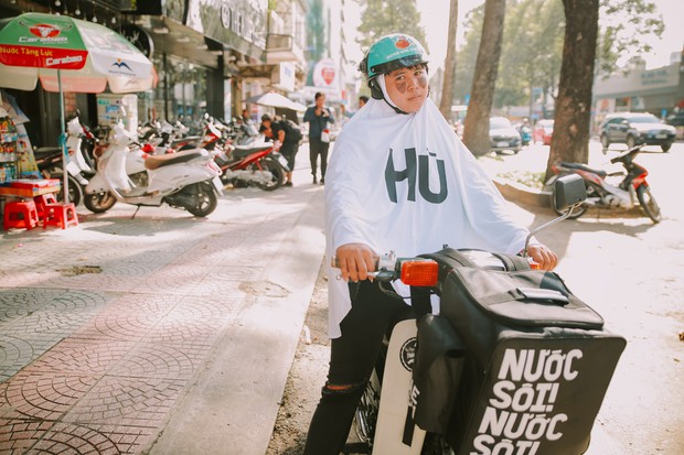 Hú hồn với anh chàng Rider BAEMIN giao đồ ăn trong bộ đồ ma dễ thương ngày Halloween ở Sài Gòn - Ảnh 1.