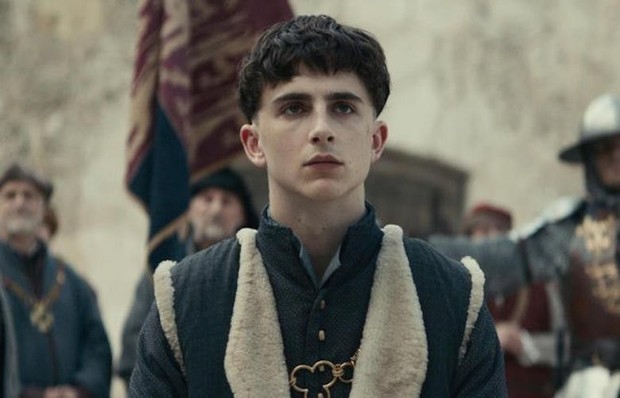 Timothée Chalamet đẹp xỉu nhưng diễn xuất như lên đồng ở The King - Ảnh 2.