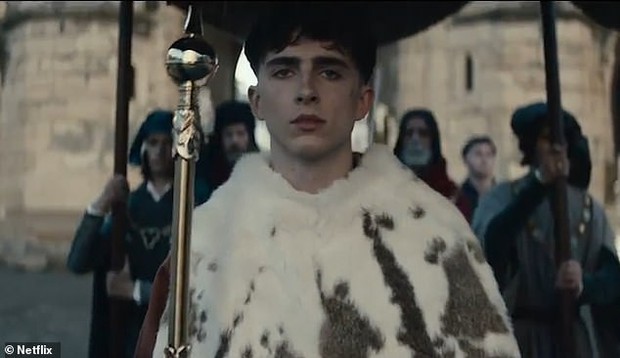 Timothée Chalamet đẹp xỉu nhưng diễn xuất như lên đồng ở The King - Ảnh 5.