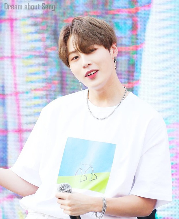 Tranh cãi top 10 idol nổi tiếng nhất hiện nay: BTS bị center quốc dân vượt mặt, bất ngờ hơn là sao nữ duy nhất góp mặt - Ảnh 7.