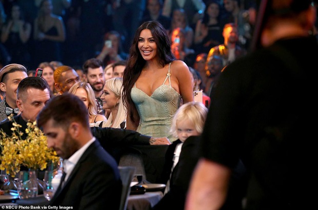 Siêu vòng 3 Kim Kardashian lột xác tại thảm đỏ PCAs sau khi giảm 8kg, body đỉnh cao và không còn quá xôi thịt - Ảnh 9.