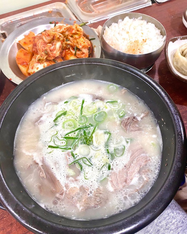 Buồn ngủ đến mấy cũng không thể ngăn Kỳ Duyên và Minh Triệu xếp hàng chờ món súp bò nổi tiếng nhất Seoul: du lịch sướng nhất chính là ăn ngon - Ảnh 6.