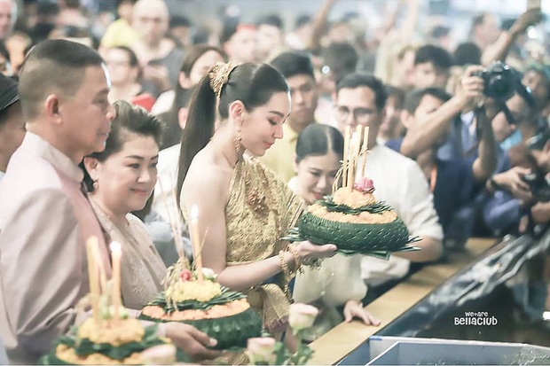 Nữ thần lễ hội hoa đăng Thái Lan 11/11 gây náo loạn vì nhan sắc cực phẩm, nhưng sao lại bị đèn flash hại đến mức này? - Ảnh 4.