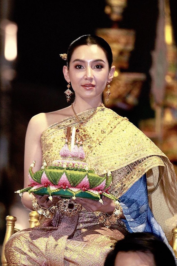 Nữ thần lễ hội hoa đăng Thái Lan 11/11 gây náo loạn vì nhan sắc cực phẩm, nhưng sao lại bị đèn flash hại đến mức này? - Ảnh 7.