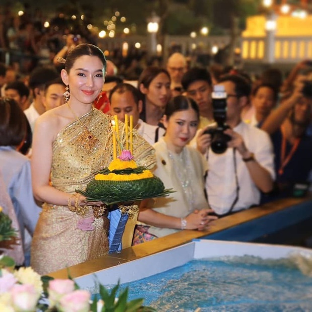 Nữ thần lễ hội hoa đăng Thái Lan 11/11 gây náo loạn vì nhan sắc cực phẩm, nhưng sao lại bị đèn flash hại đến mức này? - Ảnh 5.