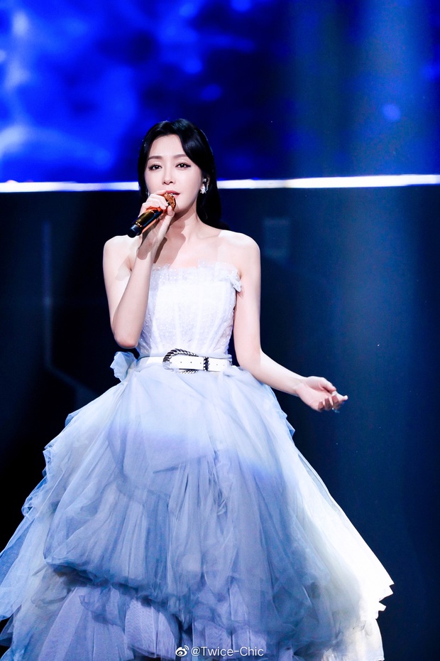 Màn xuất hiện hoành tráng nhất sóng truyền hình: Tần Lam gây sốt với chiếc váy siêu ảo diệu phá đảo cả Weibo - Ảnh 3.