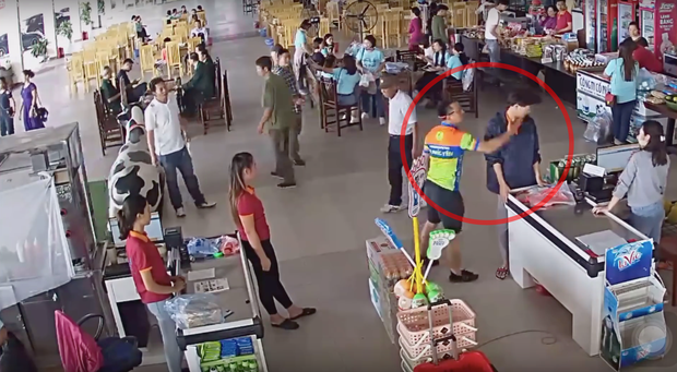 Phó giám đốc Công an tỉnh Thái Nguyên bác bỏ thông tin thượng uý ném xúc xích, tát vào mặt nhân viên là con trai mình - Ảnh 1. Phó giám đốc Công an tỉnh Thái Nguyên bác bỏ thông tin thượng uý ném xúc xích, tát vào mặt nhân viên là con trai mình - Ảnh 1.