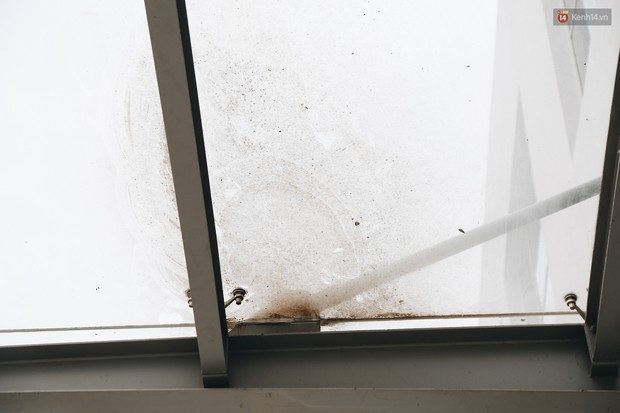 Bến xe Miền Đông mới trị giá 4.000 tỉ đồng đã hoàn thành nhưng vẫn án binh bất động, cỏ dại phủ kín xung quanh - Ảnh 16.