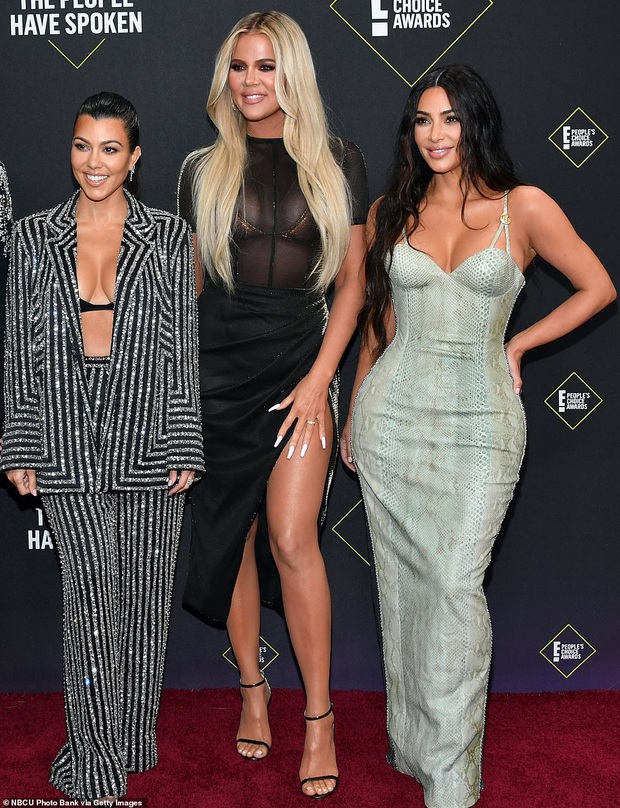 Siêu vòng 3 Kim Kardashian lột xác tại thảm đỏ PCAs sau khi giảm 8kg, body đỉnh cao và không còn quá xôi thịt - Ảnh 1.