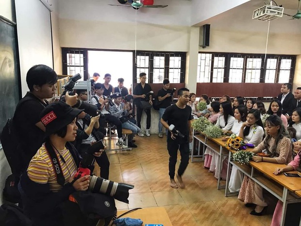 Choáng trước cảnh dàn súng ống máy ảnh chen chúc nhau mùa chụp kỷ yếu, ngỡ như họp báo sự kiện của sao hạng A - Ảnh 1.