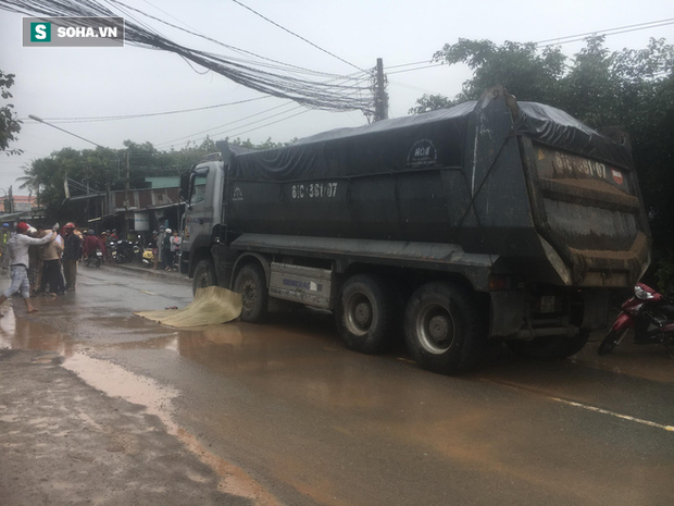 Xe ben chở cát cán chết người phụ nữ đang băng qua đường trong cơn mưa - Ảnh 2. Xe ben chở cát cán chết người phụ nữ đang băng qua đường trong cơn mưa - Ảnh 2.