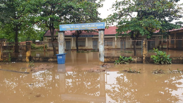 Sạt lở hơn 100m đường, 300 nhà dân chìm trong biển nước, nguy cơ vỡ đập thủy lợi ở Đắk Lắk - Ảnh 2.