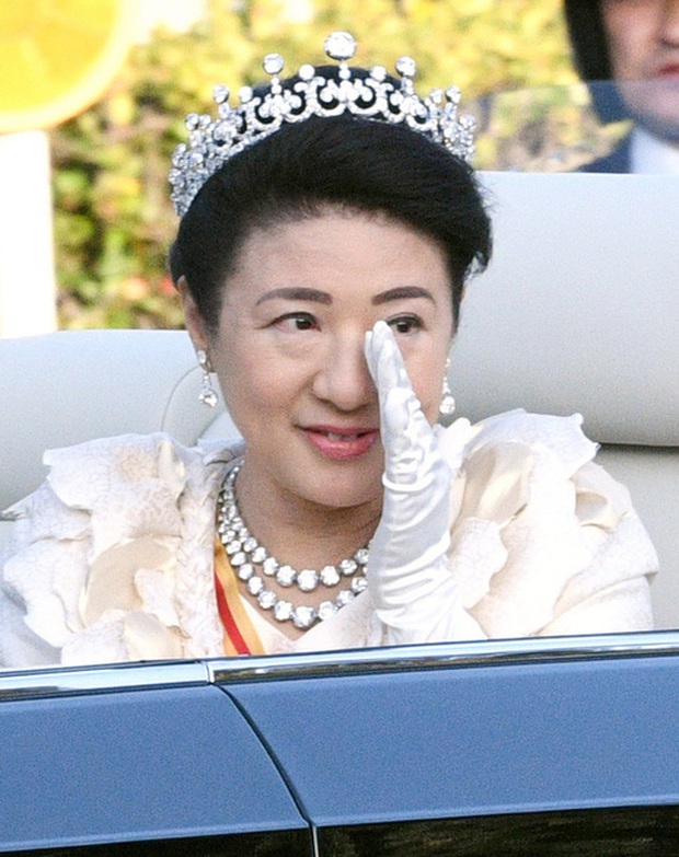 Khoảnh khắc Hoàng hậu Masako đôi mắt đỏ hoe, lén lau nước mắt khi diễu hành trước dân chúng trở thành tâm điểm chú ý - Ảnh 5.