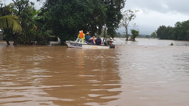 Sạt lở hơn 100m đường, 300 nhà dân chìm trong biển nước, nguy cơ vỡ đập thủy lợi ở Đắk Lắk - Ảnh 5.