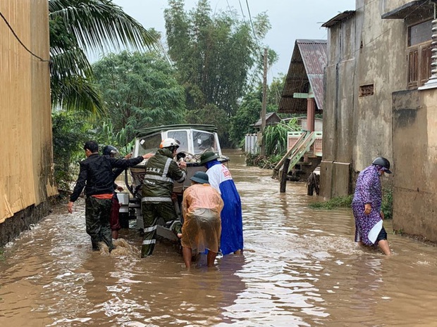 Sạt lở hơn 100m đường, 300 nhà dân chìm trong biển nước, nguy cơ vỡ đập thủy lợi ở Đắk Lắk - Ảnh 7.