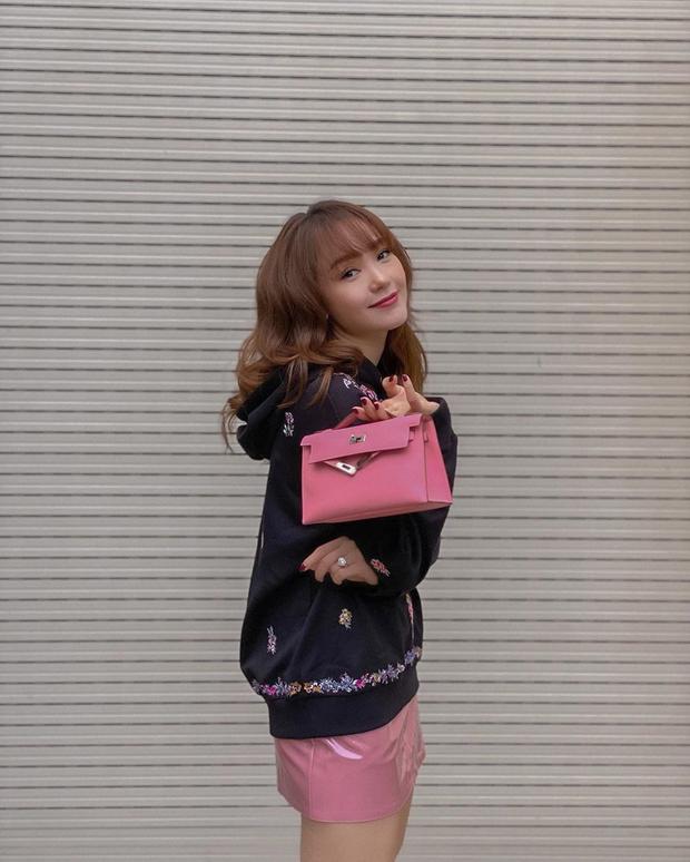 Street style sao Việt: Chi Pu diện áo corset khoe body nhỏ đến khó tin, Ngọc Trinh lại bất ngờ kín cổng cao tường - Ảnh 6.
