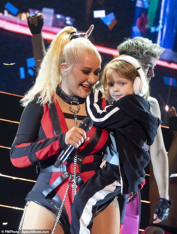 Đưa con gái lên sân khấu diễn chung, Christina Aguilera khoe khéo nhan sắc thiên thần 5 tuổi Summer Rain - Ảnh 1.