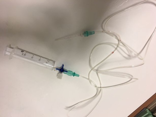 Bác sĩ nắm vững kỹ thuật... mở rượu vang không cần dụng cụ, chẳng ngờ có ngày cứu người nhờ nó - Ảnh 3. Bác sĩ nắm vững kỹ thuật... mở rượu vang không cần dụng cụ, chẳng ngờ có ngày cứu người nhờ nó - Ảnh 3.