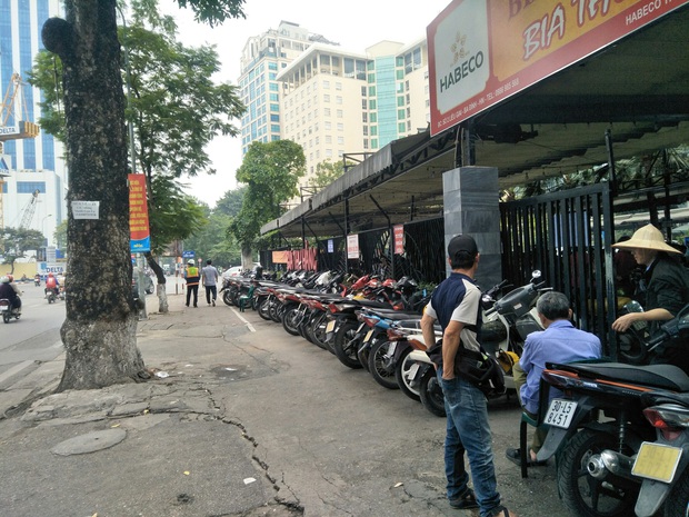 Nhân chứng vụ cụ ông 80 tuổi bị gã xe ôm hành hung: Hắn lấy súng cao su bắn vào mặt, khi thấy ông cụ ngã xuống còn nhảy lên giẫm đạp - Ảnh 4. Nhân chứng vụ cụ ông 80 tuổi bị gã xe ôm hành hung: Hắn lấy súng cao su bắn vào mặt, khi thấy ông cụ ngã xuống còn nhảy lên giẫm đạp - Ảnh 4.