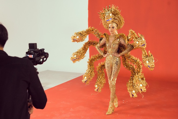 Hoàng Thùy chật vật mặc trang phục “cà phê phin” chuẩn bị cho Miss Universe - Ảnh 6.