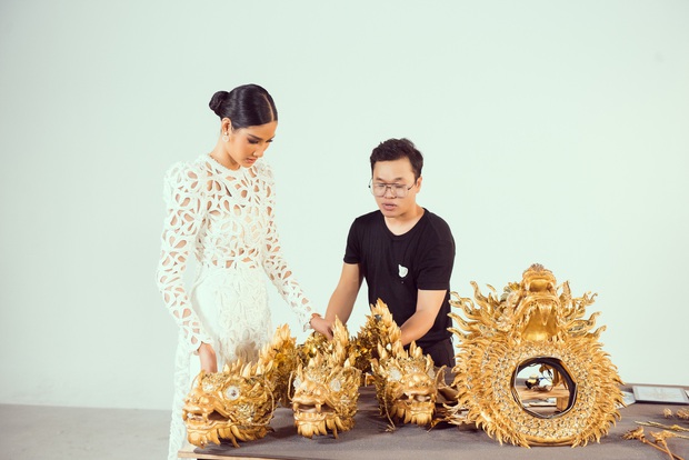 Netizen khi xem 3 trang phục dân tộc của Hoàng Thùy: Khác xa bản vẽ, Vùng đất chín rồng bị chê tan nát - Ảnh 11. Netizen khi xem 3 trang phục dân tộc của Hoàng Thùy: Khác xa bản vẽ, Vùng đất chín rồng bị chê tan nát - Ảnh 11.