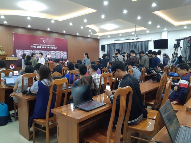 Họp báo trước trận Việt Nam vs UAE - Vòng loại World Cup 2022: Đội khách đến muộn vì... tắc đường - Ảnh 2.