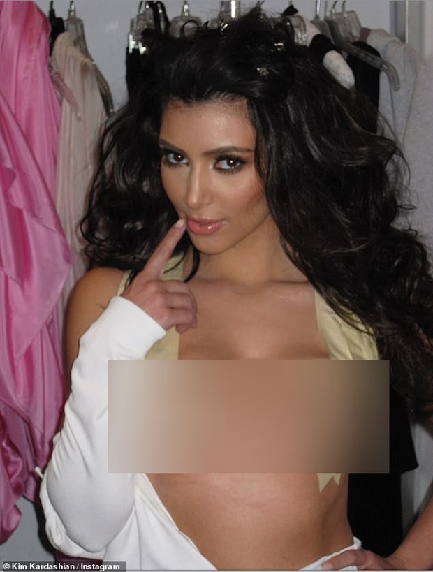Tiết lộ bí quyết diện những bộ cánh hở bạo, Kim Kardashian khiến netizen choáng váng vì cảnh xôi thịt nhức mắt - Ảnh 2.