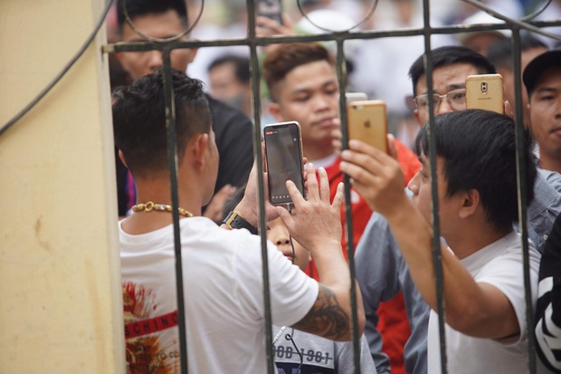 Hàng trăm người livestream bên ngoài tòa án nơi xét xử Khá Bảnh, trèo lên cả hàng rào để theo dõi - Ảnh 3.