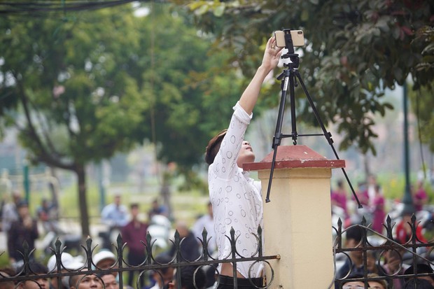 Hàng trăm người livestream bên ngoài tòa án nơi xét xử Khá Bảnh, trèo lên cả hàng rào để theo dõi - Ảnh 7.