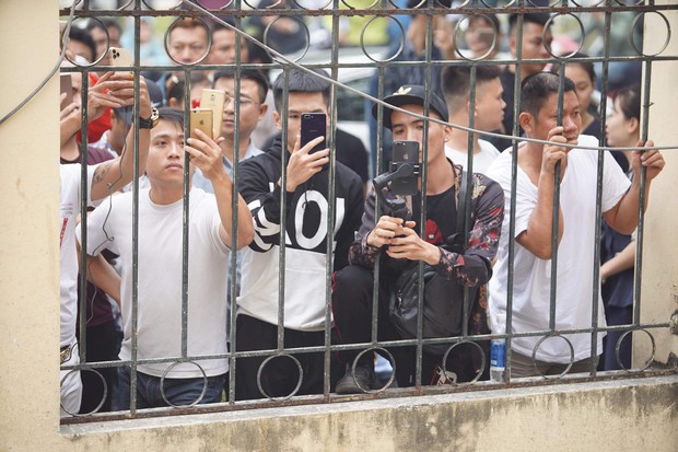 Hàng trăm người livestream bên ngoài tòa án nơi xét xử Khá Bảnh, trèo lên cả hàng rào để theo dõi - Ảnh 8.