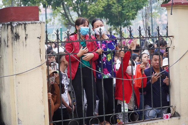 Hàng trăm người livestream bên ngoài tòa án nơi xét xử Khá Bảnh, trèo lên cả hàng rào để theo dõi - Ảnh 9.