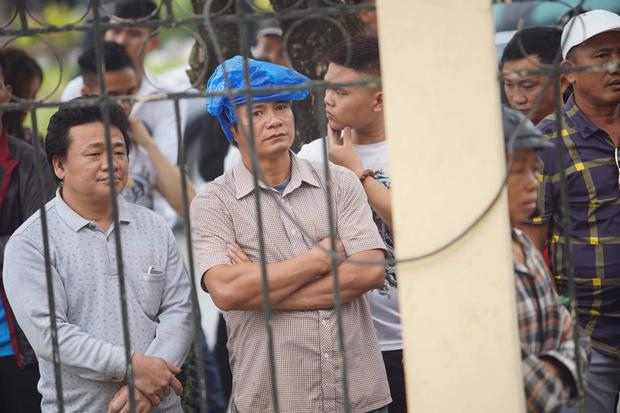 Hàng trăm người livestream bên ngoài tòa án nơi xét xử Khá Bảnh, trèo lên cả hàng rào để theo dõi - Ảnh 11.
