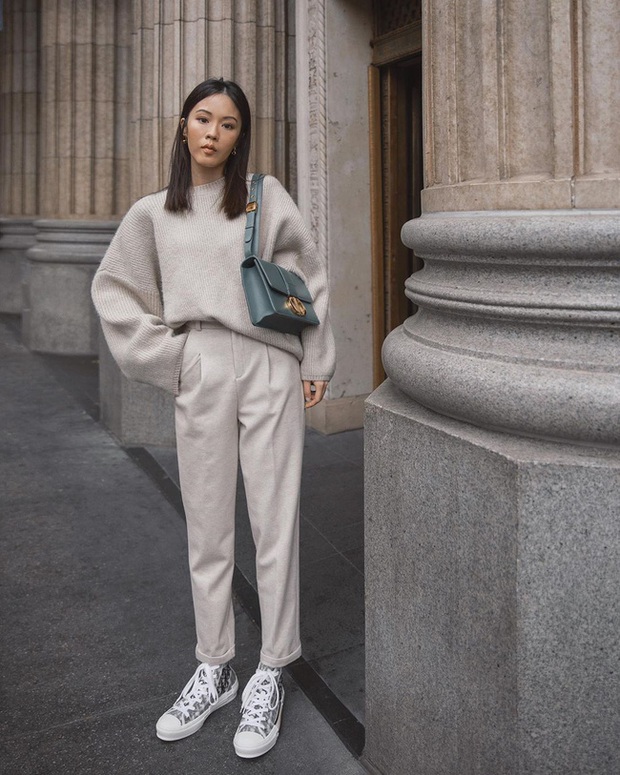 Ngắm street style châu Á tuần qua để găm loạt bí kíp diện áo len to sụ siêu xinh cho ngày trở rét - Ảnh 1. Ngắm street style châu Á tuần qua để găm loạt bí kíp diện áo len to sụ siêu xinh cho ngày trở rét - Ảnh 1.