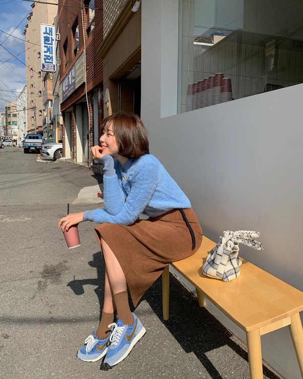 Ngắm street style châu Á tuần qua để găm loạt bí kíp diện áo len to sụ siêu xinh cho ngày trở rét - Ảnh 11. Ngắm street style châu Á tuần qua để găm loạt bí kíp diện áo len to sụ siêu xinh cho ngày trở rét - Ảnh 11.
