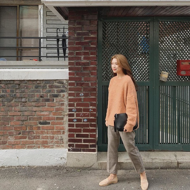 Ngắm street style châu Á tuần qua để găm loạt bí kíp diện áo len to sụ siêu xinh cho ngày trở rét - Ảnh 2. Ngắm street style châu Á tuần qua để găm loạt bí kíp diện áo len to sụ siêu xinh cho ngày trở rét - Ảnh 2.