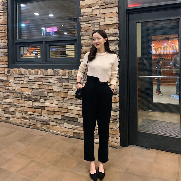 Ngắm street style châu Á tuần qua để găm loạt bí kíp diện áo len to sụ siêu xinh cho ngày trở rét - Ảnh 3. Ngắm street style châu Á tuần qua để găm loạt bí kíp diện áo len to sụ siêu xinh cho ngày trở rét - Ảnh 3.