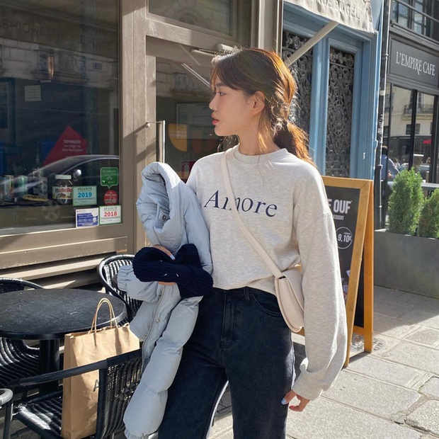 Ngắm street style châu Á tuần qua để găm loạt bí kíp diện áo len to sụ siêu xinh cho ngày trở rét - Ảnh 4. Ngắm street style châu Á tuần qua để găm loạt bí kíp diện áo len to sụ siêu xinh cho ngày trở rét - Ảnh 4.