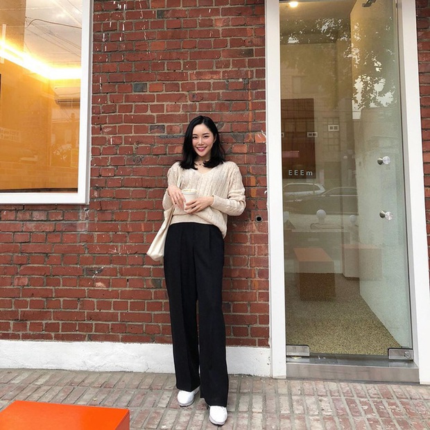 Ngắm street style châu Á tuần qua để găm loạt bí kíp diện áo len to sụ siêu xinh cho ngày trở rét - Ảnh 7. Ngắm street style châu Á tuần qua để găm loạt bí kíp diện áo len to sụ siêu xinh cho ngày trở rét - Ảnh 7.