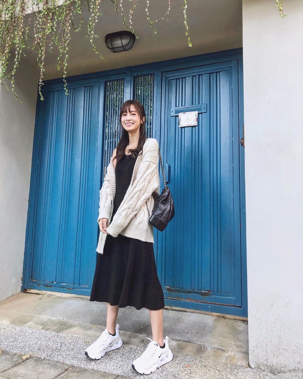 Ngắm street style châu Á tuần qua để găm loạt bí kíp diện áo len to sụ siêu xinh cho ngày trở rét - Ảnh 8. Ngắm street style châu Á tuần qua để găm loạt bí kíp diện áo len to sụ siêu xinh cho ngày trở rét - Ảnh 8.